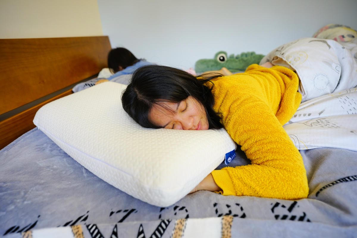 寢具｜一顆專為「釋放肩頸壓力」的枕頭！自然醒WELLSLEEP 重力枕