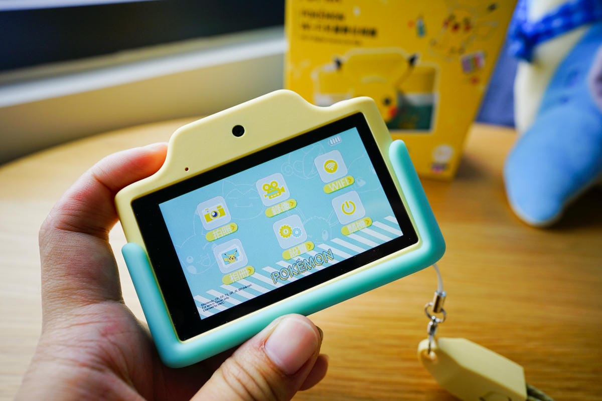 親子育兒｜3吋大螢幕觸控式兒童相機推薦！【YOMIX 優迷】寶可夢聯名款 Pokémon Wi-Fi兒童數位相機KC-1