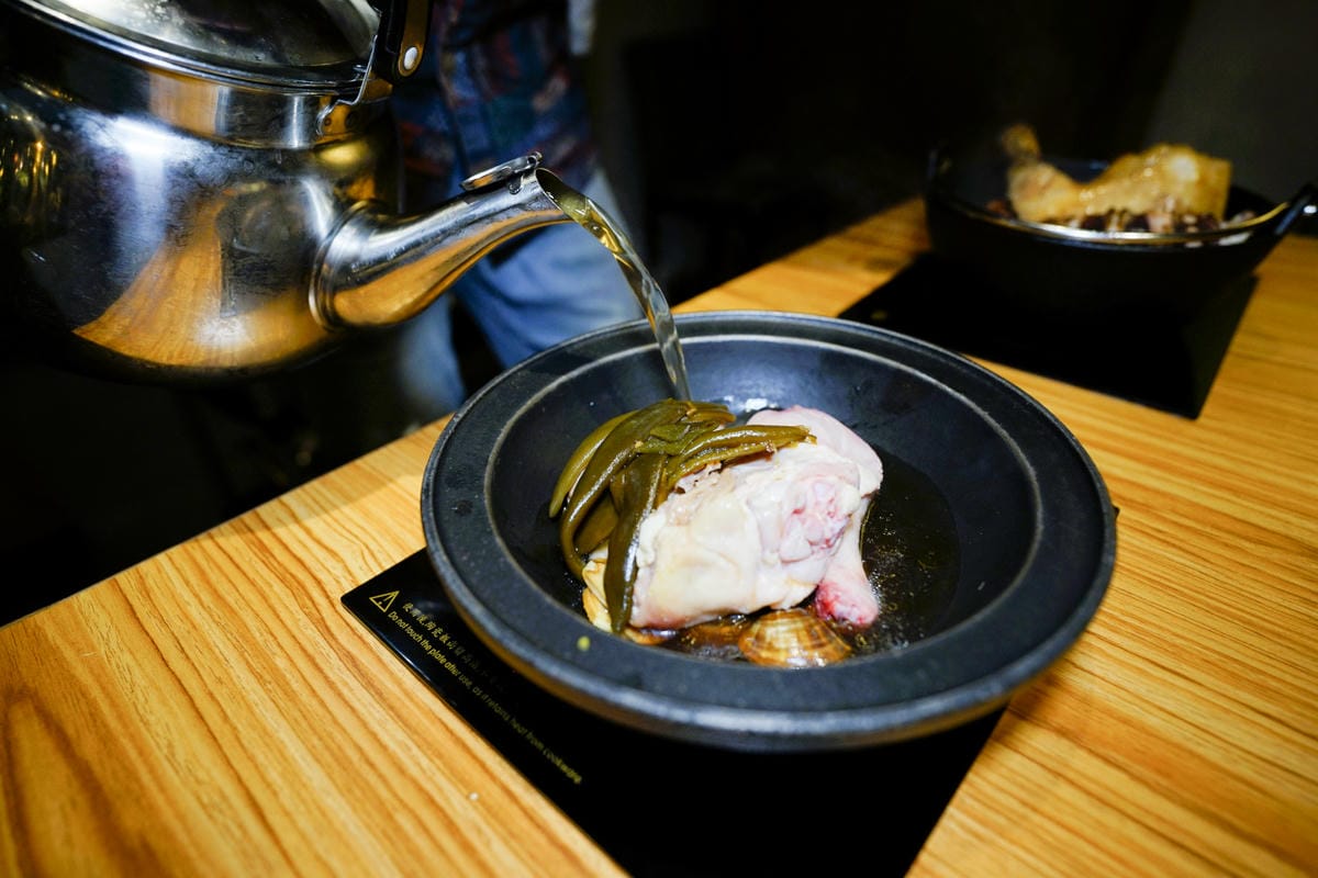 新北食記|林口超人氣排隊名店,一吃就圈粉的台式爆炒火鍋 狂一鍋 必回訪!林口昕境廣場美食推薦! - 第17張圖 新北食記|林口超人氣排隊名店,一吃就圈粉的台式爆炒火鍋 狂一鍋 必回訪!林口昕境廣場美食推薦!