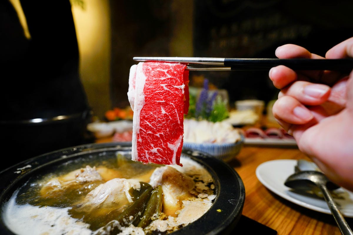 新北食記|林口超人氣排隊名店,一吃就圈粉的台式爆炒火鍋 狂一鍋 必回訪!林口昕境廣場美食推薦! - 第2張圖 新北食記|林口超人氣排隊名店,一吃就圈粉的台式爆炒火鍋 狂一鍋 必回訪!林口昕境廣場美食推薦!