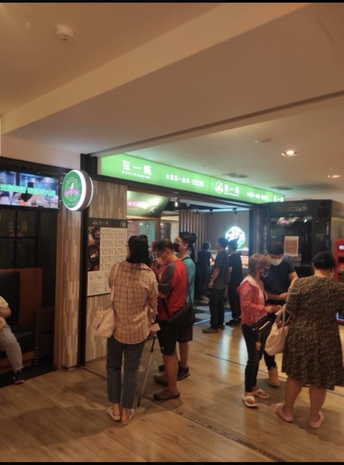新北食記|林口超人氣排隊名店,一吃就圈粉的台式爆炒火鍋 狂一鍋 必回訪!林口昕境廣場美食推薦! - 第5張圖 新北食記|林口超人氣排隊名店,一吃就圈粉的台式爆炒火鍋 狂一鍋 必回訪!林口昕境廣場美食推薦!