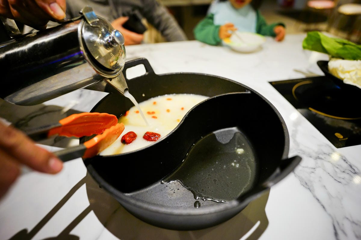 台北食記｜西門町超人氣排隊名店 肉多多大變身 肉多多火鍋（台北西門店）神級爆炒石頭湯+海陸爆擊餐推薦！