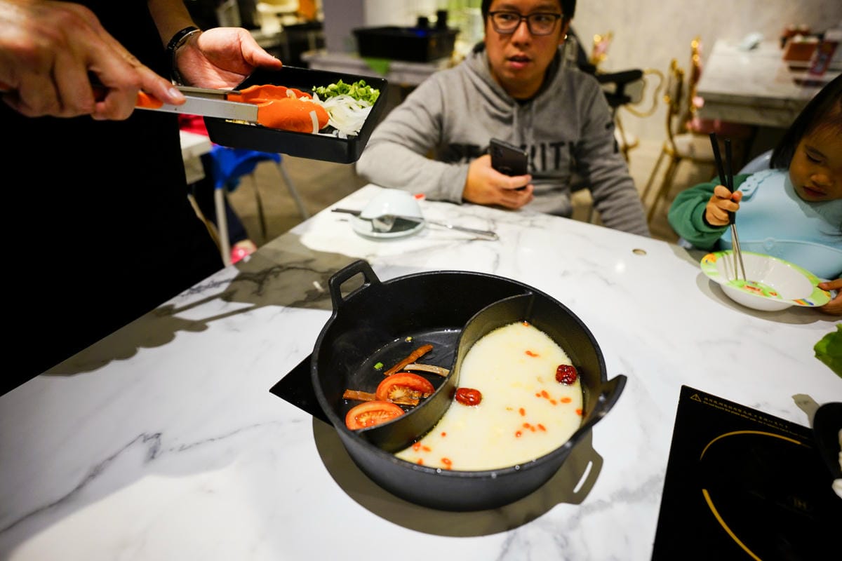 台北食記｜西門町超人氣排隊名店 肉多多大變身 肉多多火鍋（台北西門店）神級爆炒石頭湯+海陸爆擊餐推薦！