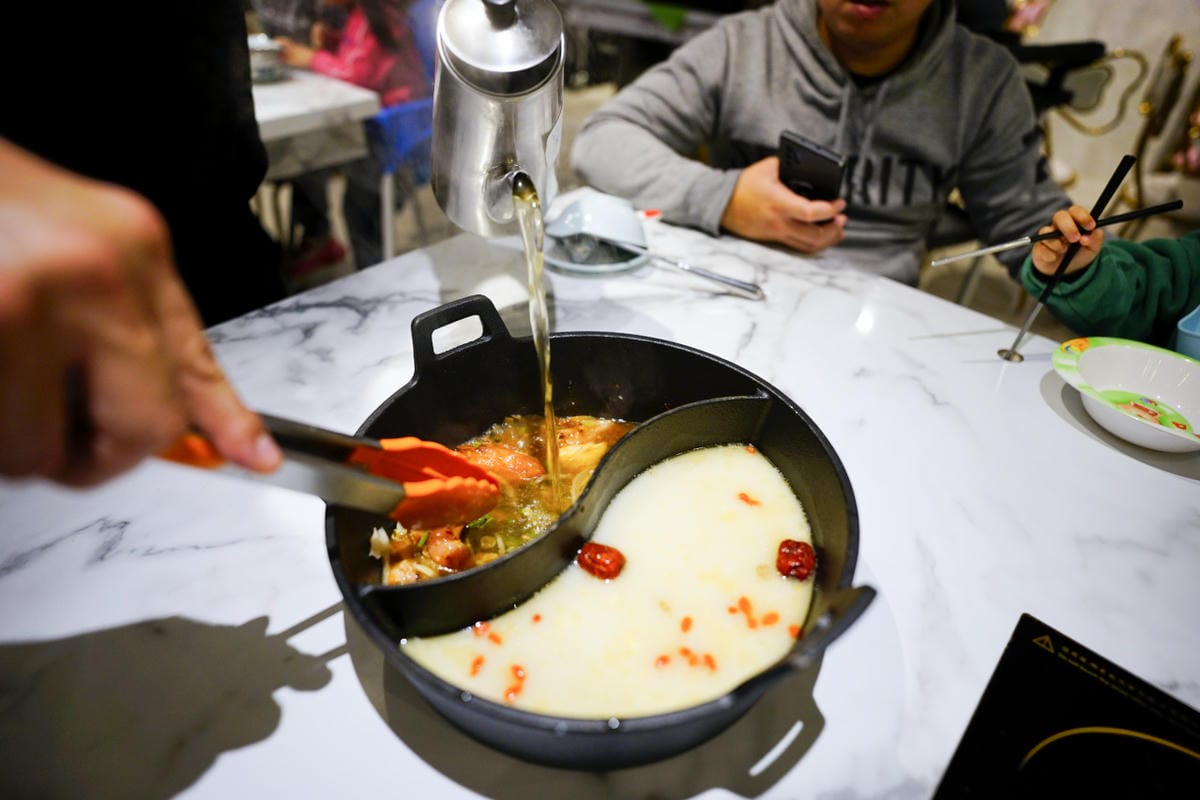 台北食記｜西門町超人氣排隊名店 肉多多大變身 肉多多火鍋（台北西門店）神級爆炒石頭湯+海陸爆擊餐推薦！