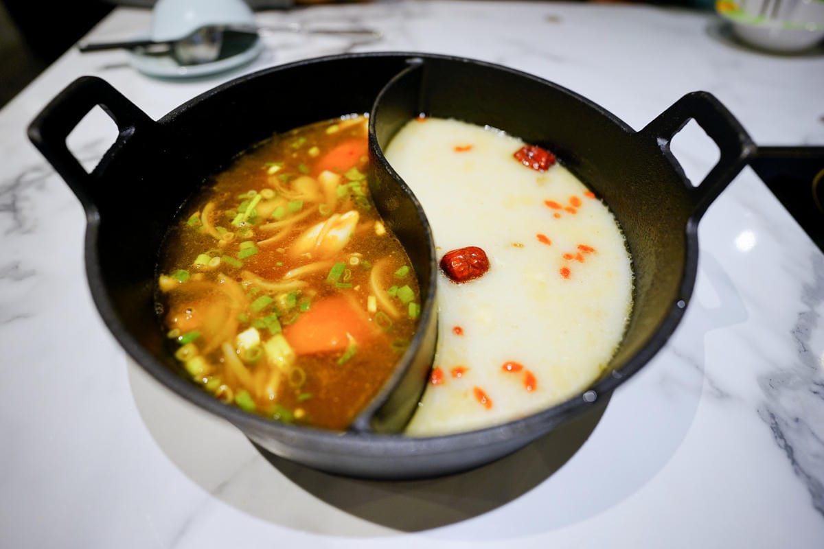 台北食記｜西門町超人氣排隊名店 肉多多大變身 肉多多火鍋（台北西門店）神級爆炒石頭湯+海陸爆擊餐推薦！