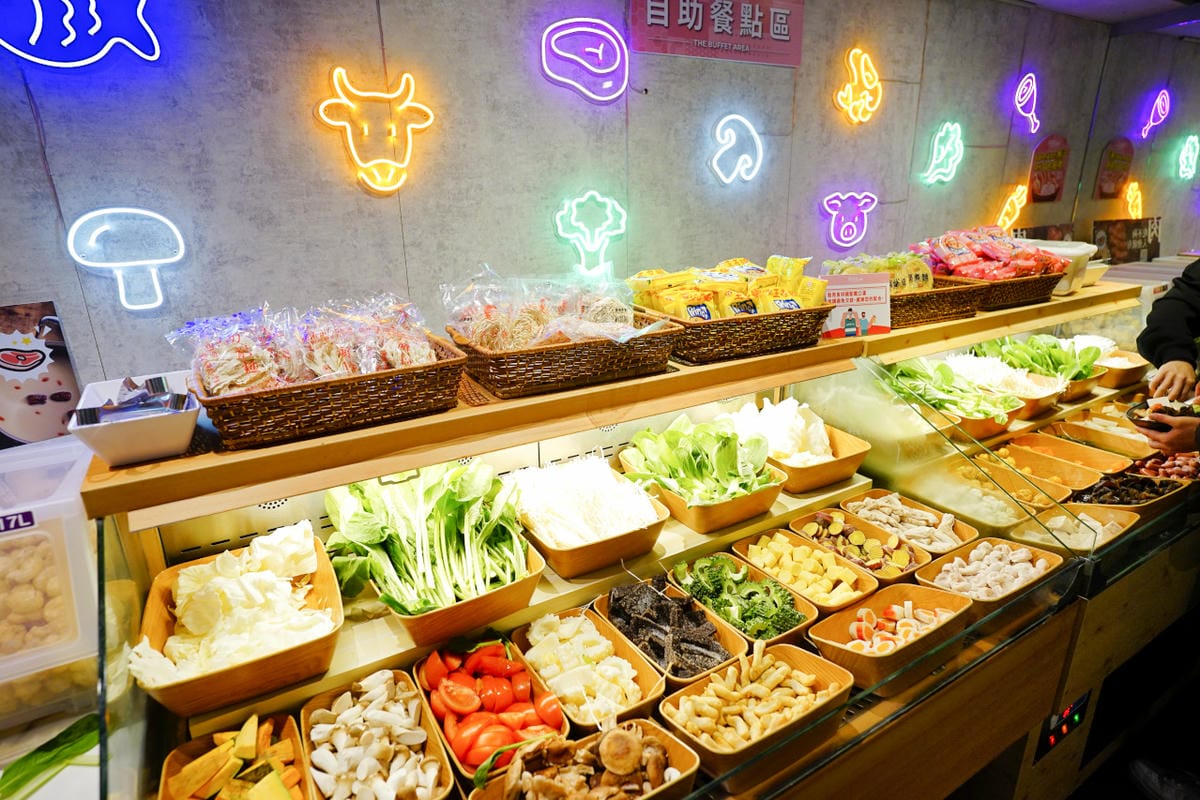 台北食記｜西門町超人氣排隊名店 肉多多大變身 肉多多火鍋（台北西門店）神級爆炒石頭湯+海陸爆擊餐推薦！