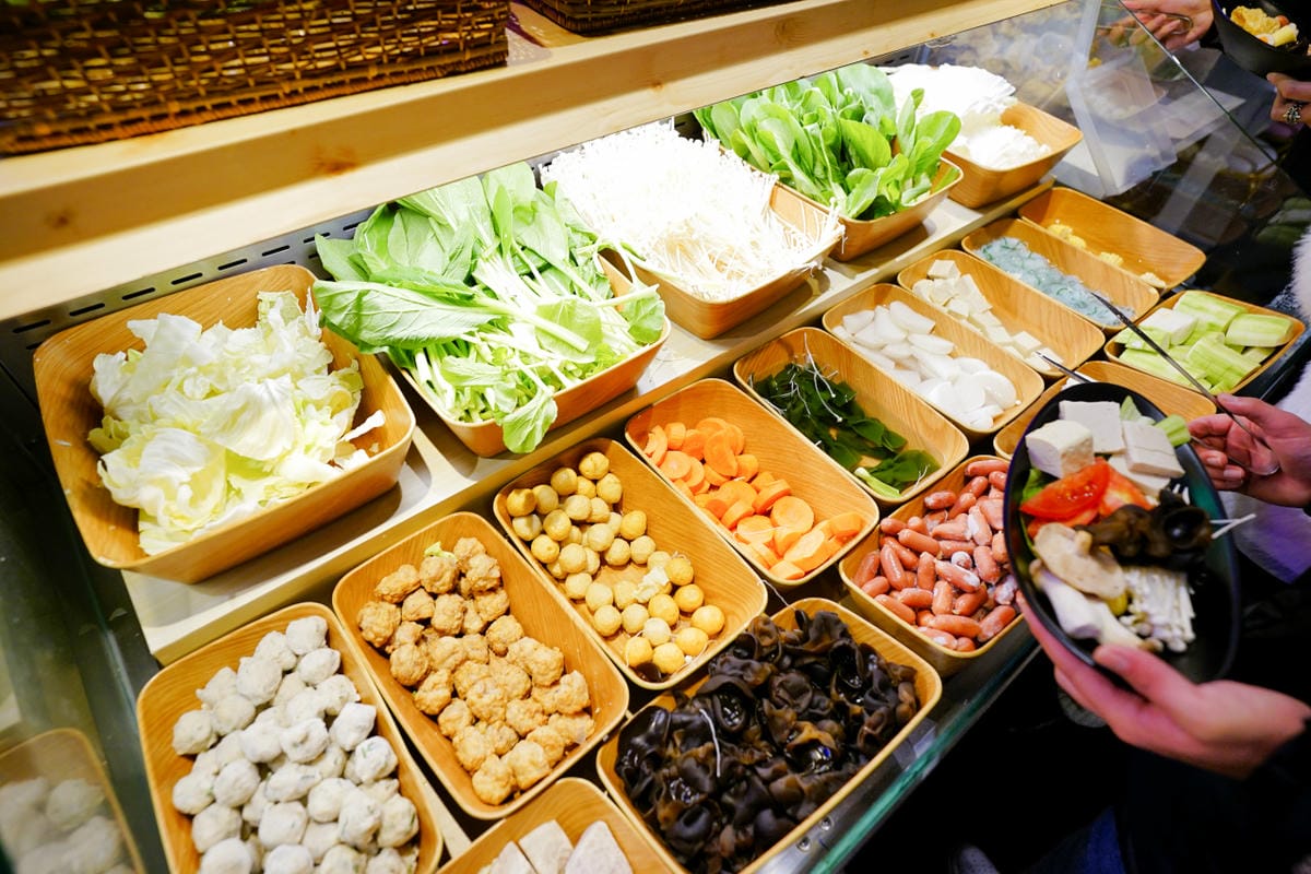 台北食記｜西門町超人氣排隊名店 肉多多大變身 肉多多火鍋（台北西門店）神級爆炒石頭湯+海陸爆擊餐推薦！