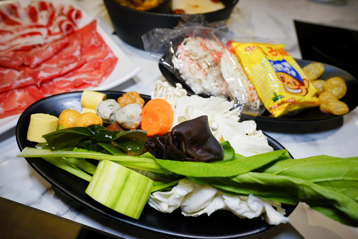 台北食記｜西門町超人氣排隊名店 肉多多大變身 肉多多火鍋（台北西門店）神級爆炒石頭湯+海陸爆擊餐推薦！