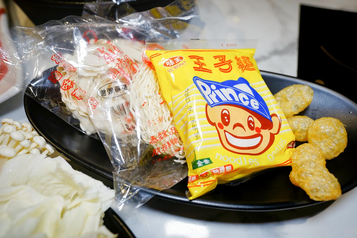 台北食記｜西門町超人氣排隊名店 肉多多大變身 肉多多火鍋（台北西門店）神級爆炒石頭湯+海陸爆擊餐推薦！