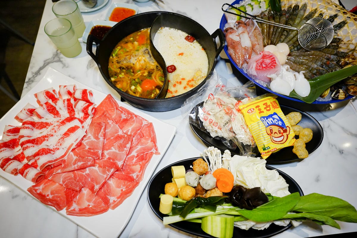 台北食記｜西門町超人氣排隊名店 肉多多大變身 肉多多火鍋（台北西門店）神級爆炒石頭湯+海陸爆擊餐推薦！