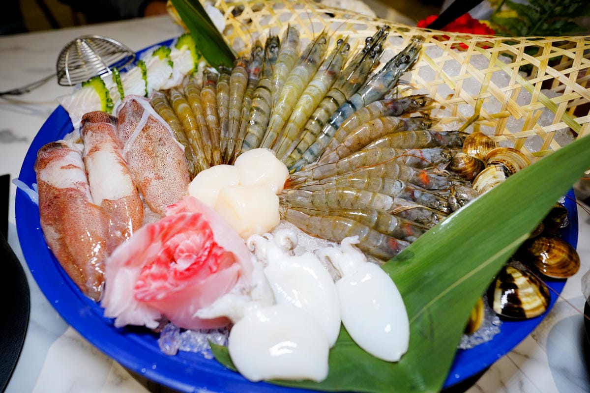 台北食記｜西門町超人氣排隊名店 肉多多大變身 肉多多火鍋（台北西門店）神級爆炒石頭湯+海陸爆擊餐推薦！