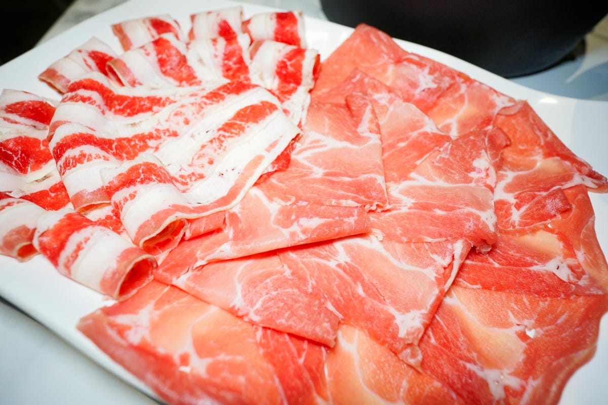 台北食記｜西門町超人氣排隊名店 肉多多大變身 肉多多火鍋（台北西門店）神級爆炒石頭湯+海陸爆擊餐推薦！