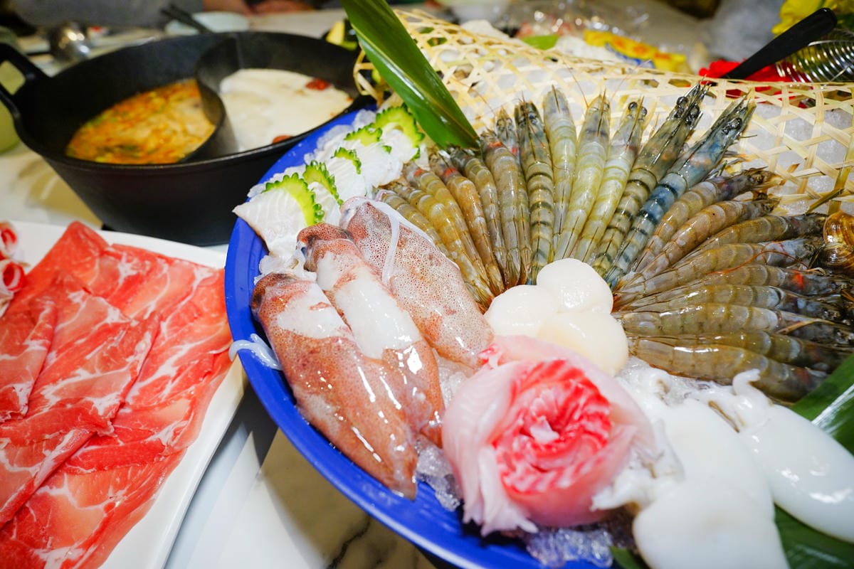 台北食記｜西門町超人氣排隊名店 肉多多大變身 肉多多火鍋（台北西門店）神級爆炒石頭湯+海陸爆擊餐推薦！