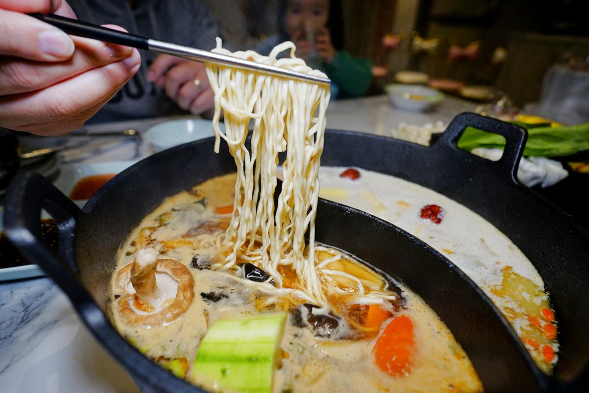 台北食記｜西門町超人氣排隊名店 肉多多大變身 肉多多火鍋（台北西門店）神級爆炒石頭湯+海陸爆擊餐推薦！