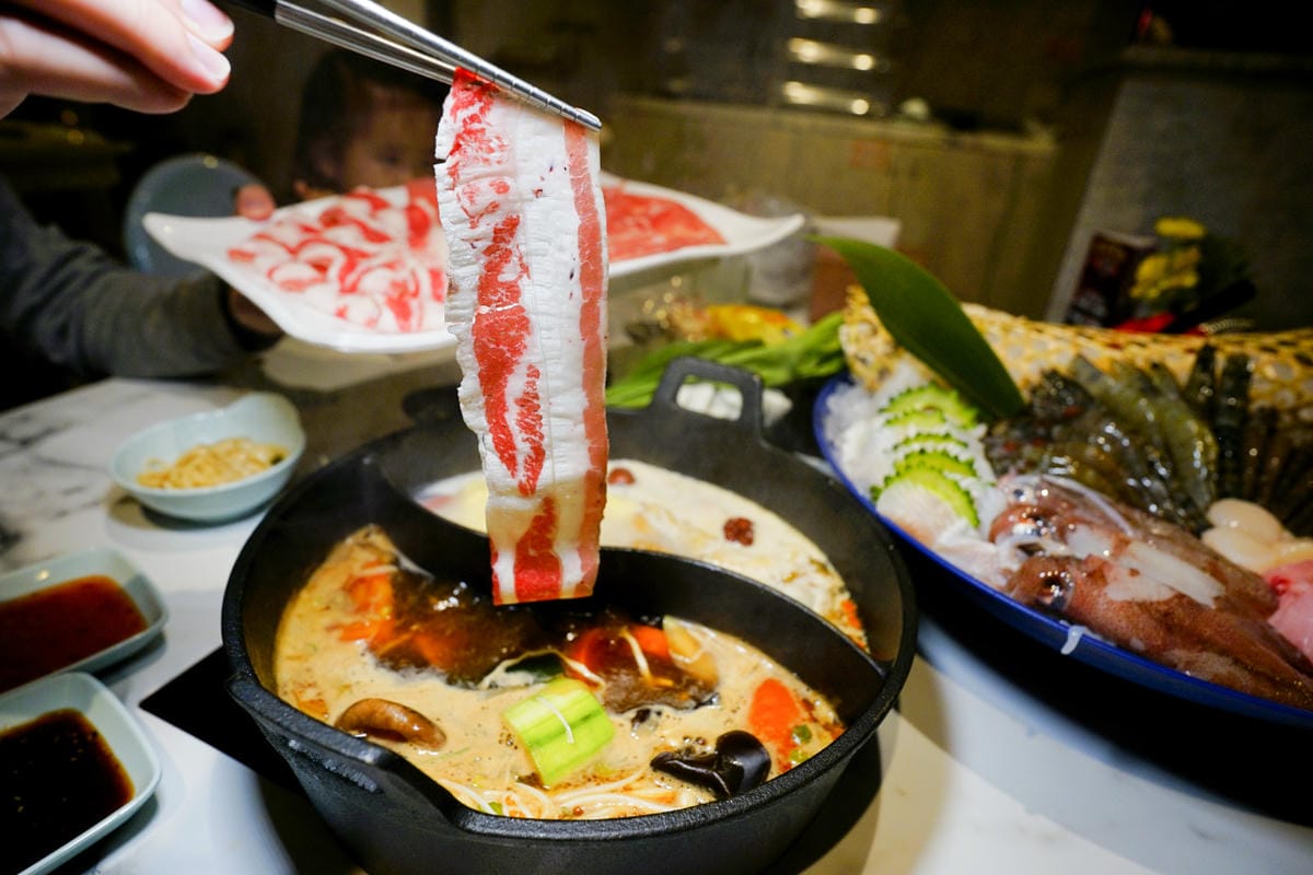 台北食記｜西門町超人氣排隊名店 肉多多大變身 肉多多火鍋（台北西門店）神級爆炒石頭湯+海陸爆擊餐推薦！