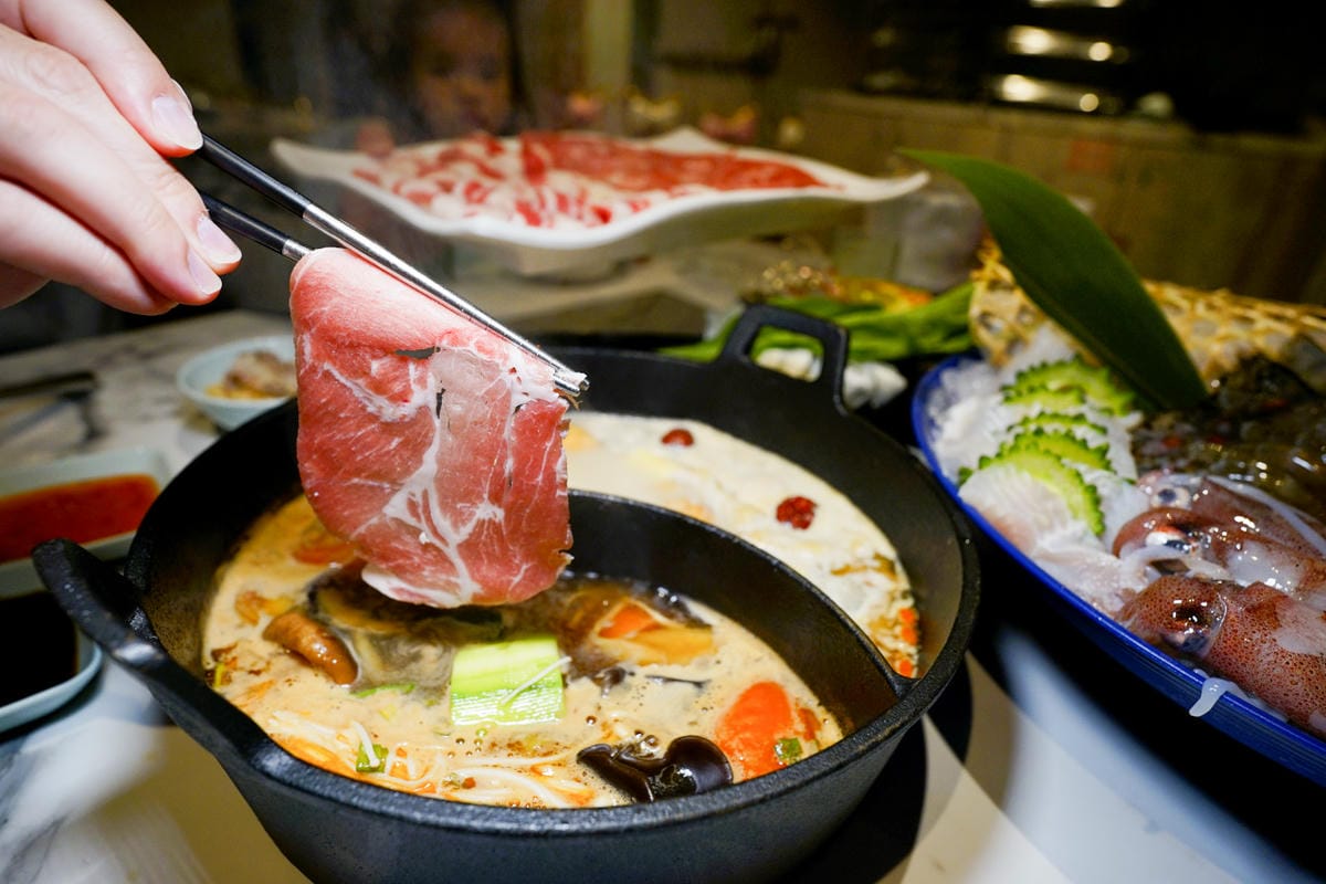 台北食記｜西門町超人氣排隊名店 肉多多大變身 肉多多火鍋（台北西門店）神級爆炒石頭湯+海陸爆擊餐推薦！