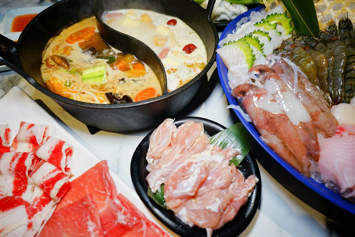 台北食記｜西門町超人氣排隊名店 肉多多大變身 肉多多火鍋（台北西門店）神級爆炒石頭湯+海陸爆擊餐推薦！