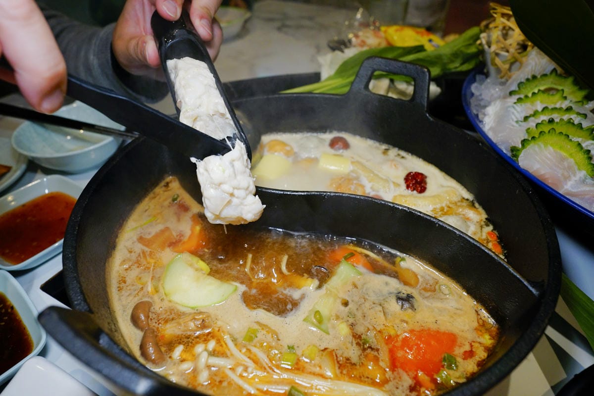 台北食記｜西門町超人氣排隊名店 肉多多大變身 肉多多火鍋（台北西門店）神級爆炒石頭湯+海陸爆擊餐推薦！