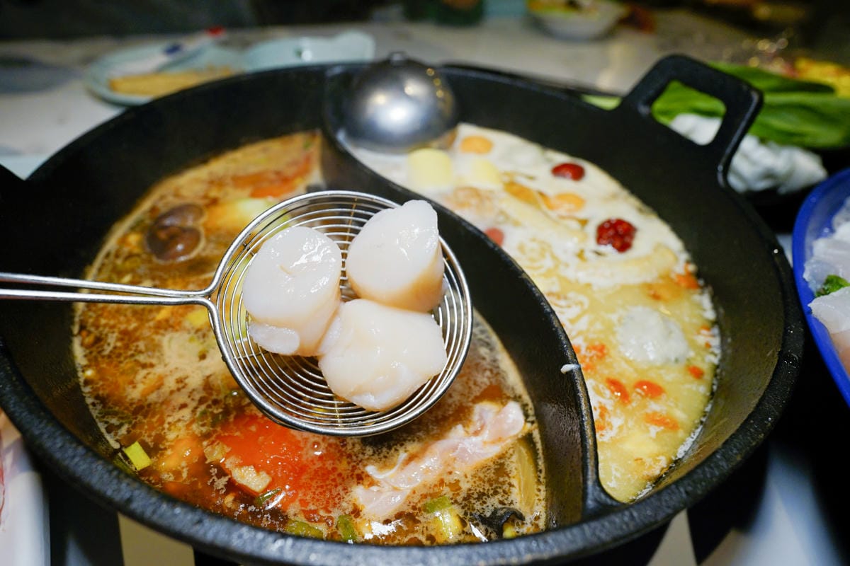 台北食記｜西門町超人氣排隊名店 肉多多大變身 肉多多火鍋（台北西門店）神級爆炒石頭湯+海陸爆擊餐推薦！