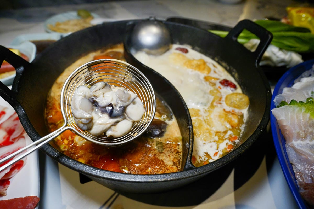 台北食記｜西門町超人氣排隊名店 肉多多大變身 肉多多火鍋（台北西門店）神級爆炒石頭湯+海陸爆擊餐推薦！