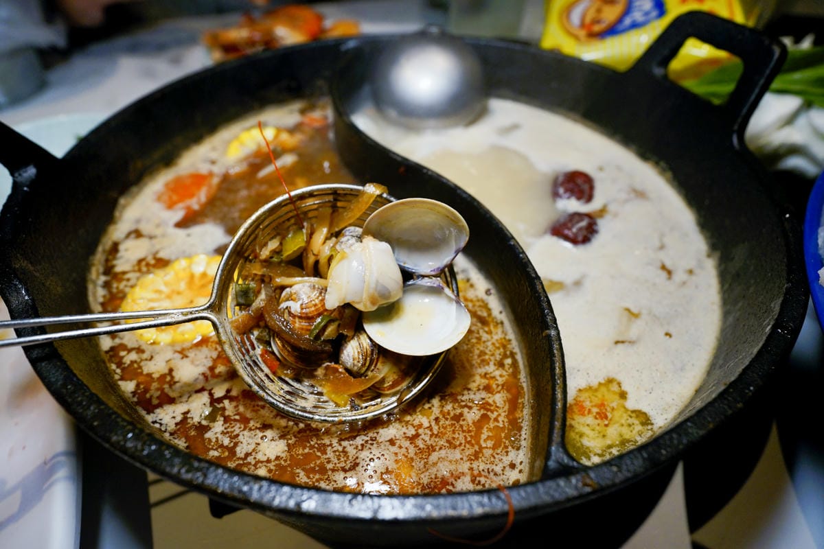 台北食記｜西門町超人氣排隊名店 肉多多大變身 肉多多火鍋（台北西門店）神級爆炒石頭湯+海陸爆擊餐推薦！