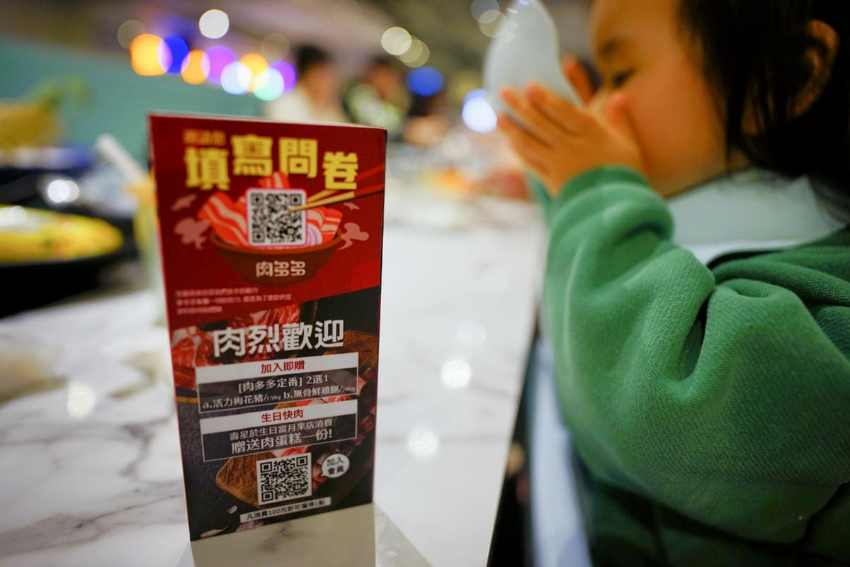 台北食記｜西門町超人氣排隊名店 肉多多大變身 肉多多火鍋（台北西門店）神級爆炒石頭湯+海陸爆擊餐推薦！