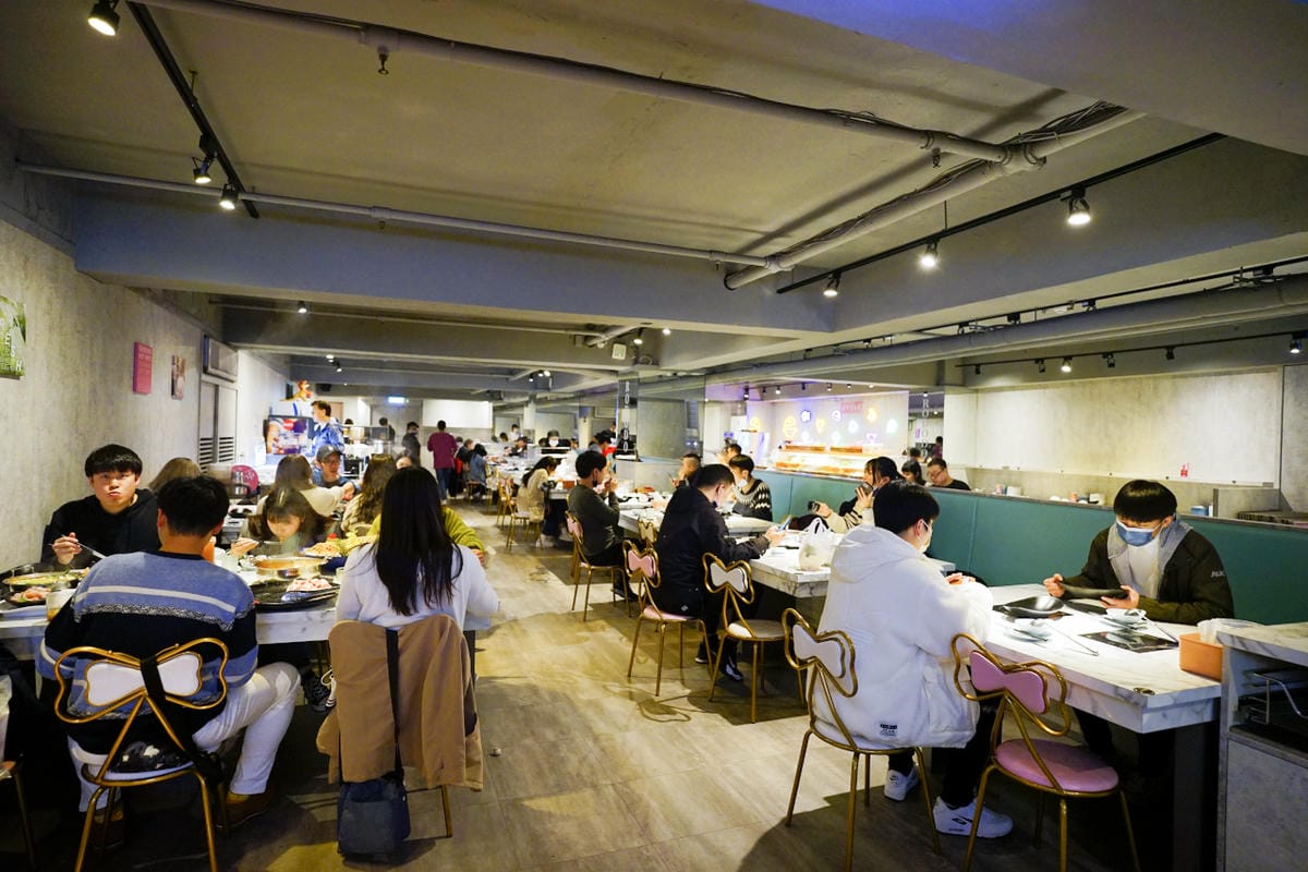 台北食記｜西門町超人氣排隊名店 肉多多大變身 肉多多火鍋（台北西門店）神級爆炒石頭湯+海陸爆擊餐推薦！