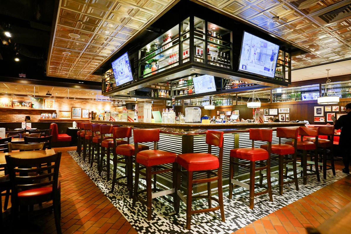 桃園食記|TGI FRIDAYS 情人節大餐!情人節還沒規劃好嗎?盤點不踩雷約會餐廳,寵愛情人的腹餓帶,想來場最浪漫的情人節,就選中壢大江購物中心! - 第5張圖 桃園食記|TGI FRIDAYS 情人節大餐!情人節還沒規劃好嗎?盤點不踩雷約會餐廳,寵愛情人的腹餓帶,想來場最浪漫的情人節,就選中壢大江購物中心!