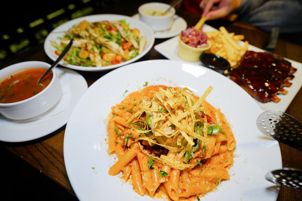 桃園食記|TGI FRIDAYS 情人節大餐!情人節還沒規劃好嗎?盤點不踩雷約會餐廳,寵愛情人的腹餓帶,想來場最浪漫的情人節,就選中壢大江購物中心! - 第11張圖 桃園食記|TGI FRIDAYS 情人節大餐!情人節還沒規劃好嗎?盤點不踩雷約會餐廳,寵愛情人的腹餓帶,想來場最浪漫的情人節,就選中壢大江購物中心!