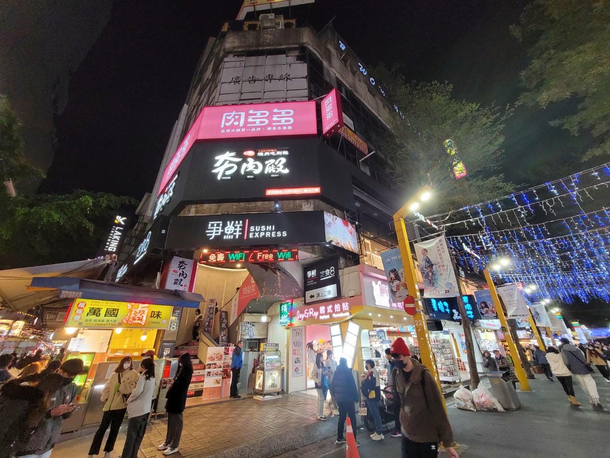 台北食記｜西門町超人氣排隊名店 肉多多大變身 肉多多火鍋（台北西門店）神級爆炒石頭湯+海陸爆擊餐推薦！