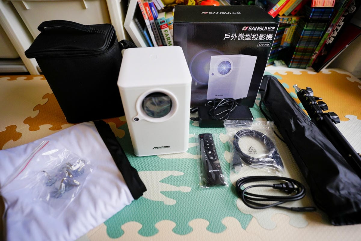 3C開箱｜露營用投影機推薦！【SANSUI 山水】微型投影機SPJ-WD 安卓IOS雙系統鏡射、高亮度450ANSI流明、自動對焦 白天夜晚清晰投影，家庭劇院開張囉~