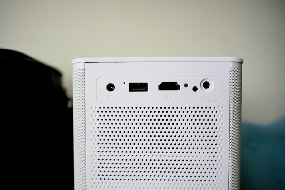 3C開箱｜露營用投影機推薦！【SANSUI 山水】微型投影機SPJ-WD 安卓IOS雙系統鏡射、高亮度450ANSI流明、自動對焦 白天夜晚清晰投影，家庭劇院開張囉~