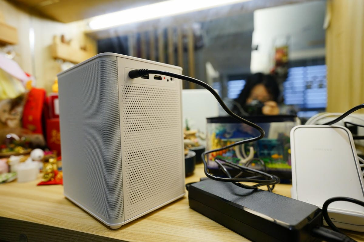 3C開箱｜露營用投影機推薦！【SANSUI 山水】微型投影機SPJ-WD 安卓IOS雙系統鏡射、高亮度450ANSI流明、自動對焦 白天夜晚清晰投影，家庭劇院開張囉~