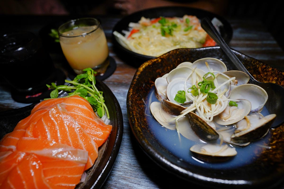 新北食記｜板橋居酒屋推薦！老串角居酒屋（板橋中山店）美味串燒、白醬海鮮烏龍麵 板橋聚餐餐廳推薦~
