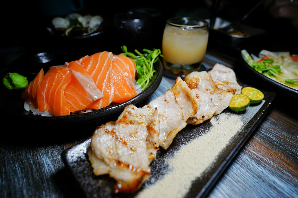 新北食記｜板橋居酒屋推薦！老串角居酒屋（板橋中山店）美味串燒、白醬海鮮烏龍麵 板橋聚餐餐廳推薦~