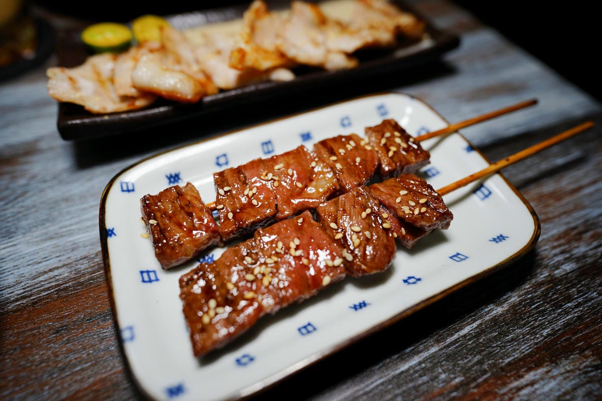 新北食記｜板橋居酒屋推薦！老串角居酒屋（板橋中山店）美味串燒、白醬海鮮烏龍麵 板橋聚餐餐廳推薦~
