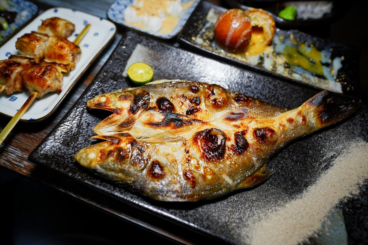 新北食記｜板橋居酒屋推薦！老串角居酒屋（板橋中山店）美味串燒、白醬海鮮烏龍麵 板橋聚餐餐廳推薦~