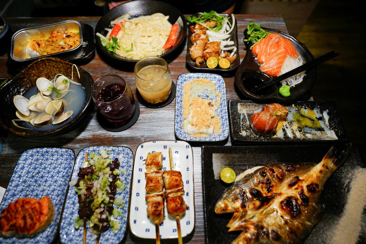 新北食記｜板橋居酒屋推薦！老串角居酒屋（板橋中山店）美味串燒、白醬海鮮烏龍麵 板橋聚餐餐廳推薦~