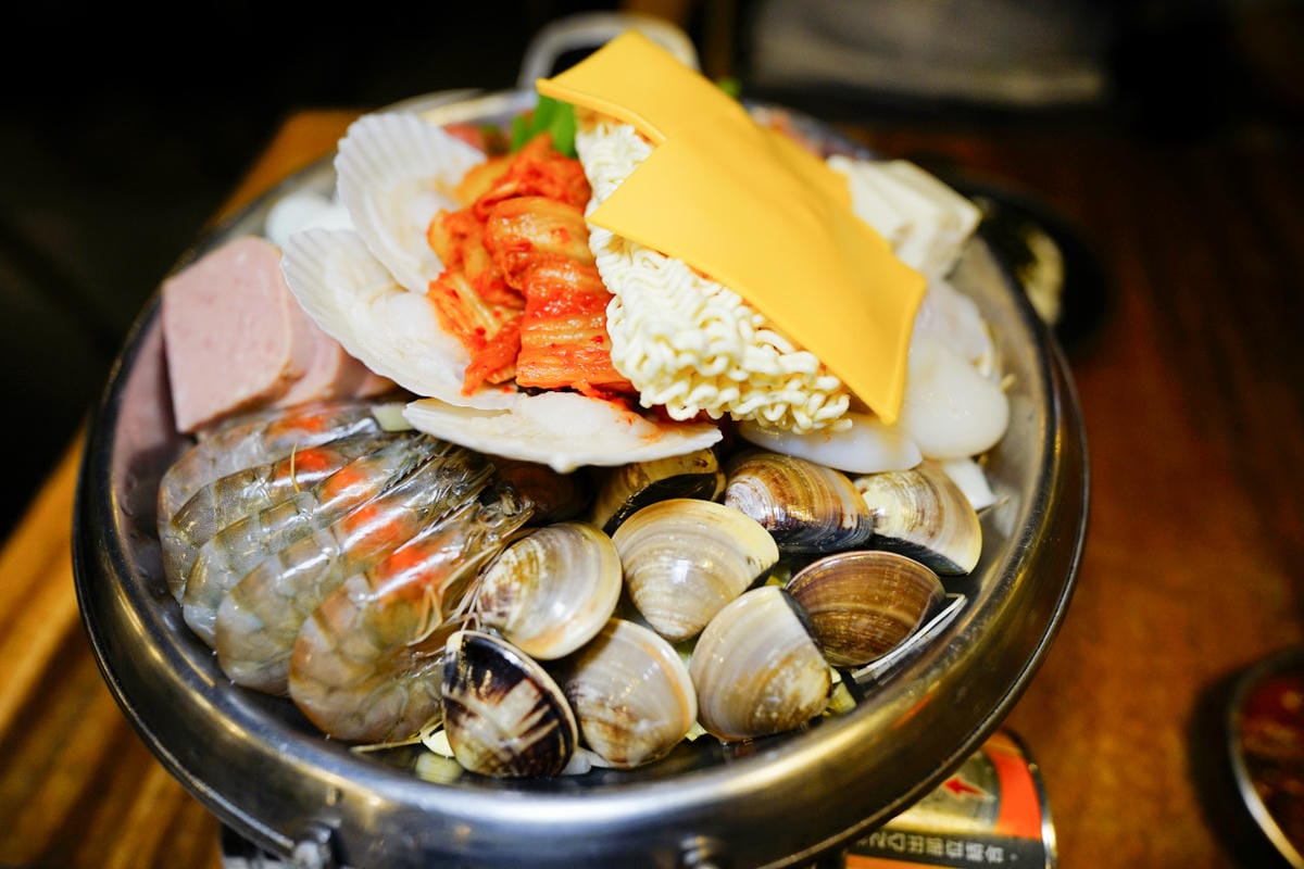 新北食記|最潮韓鍋 林口最強辛韓道-新韓式時尚鍋料理(林口昕境店) 道地部隊鍋、韓式魚板 - 第2張圖 新北食記|最潮韓鍋 林口最強辛韓道-新韓式時尚鍋料理(林口昕境店) 道地部隊鍋、韓式魚板
