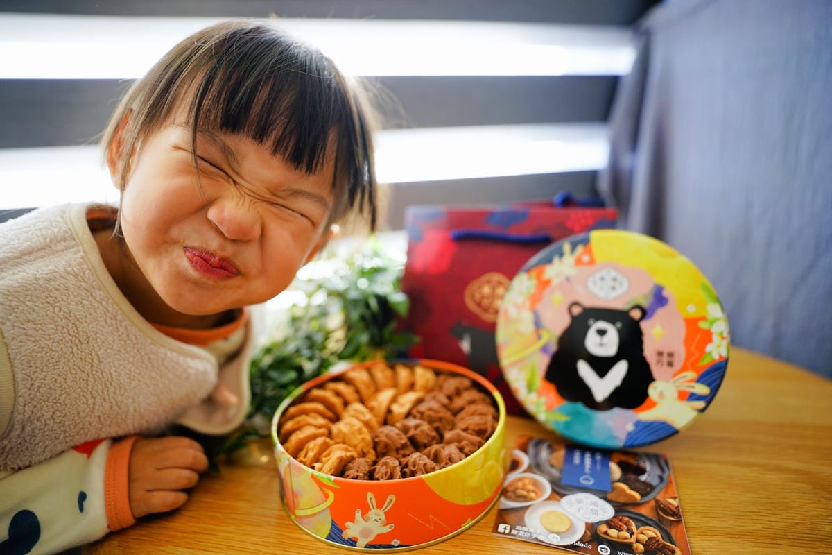 伴手禮｜鴻鼎菓子 戀戀巧莓曲奇餅 台中名產推薦！台灣黑熊曲奇餅 鐵盒餅乾禮盒