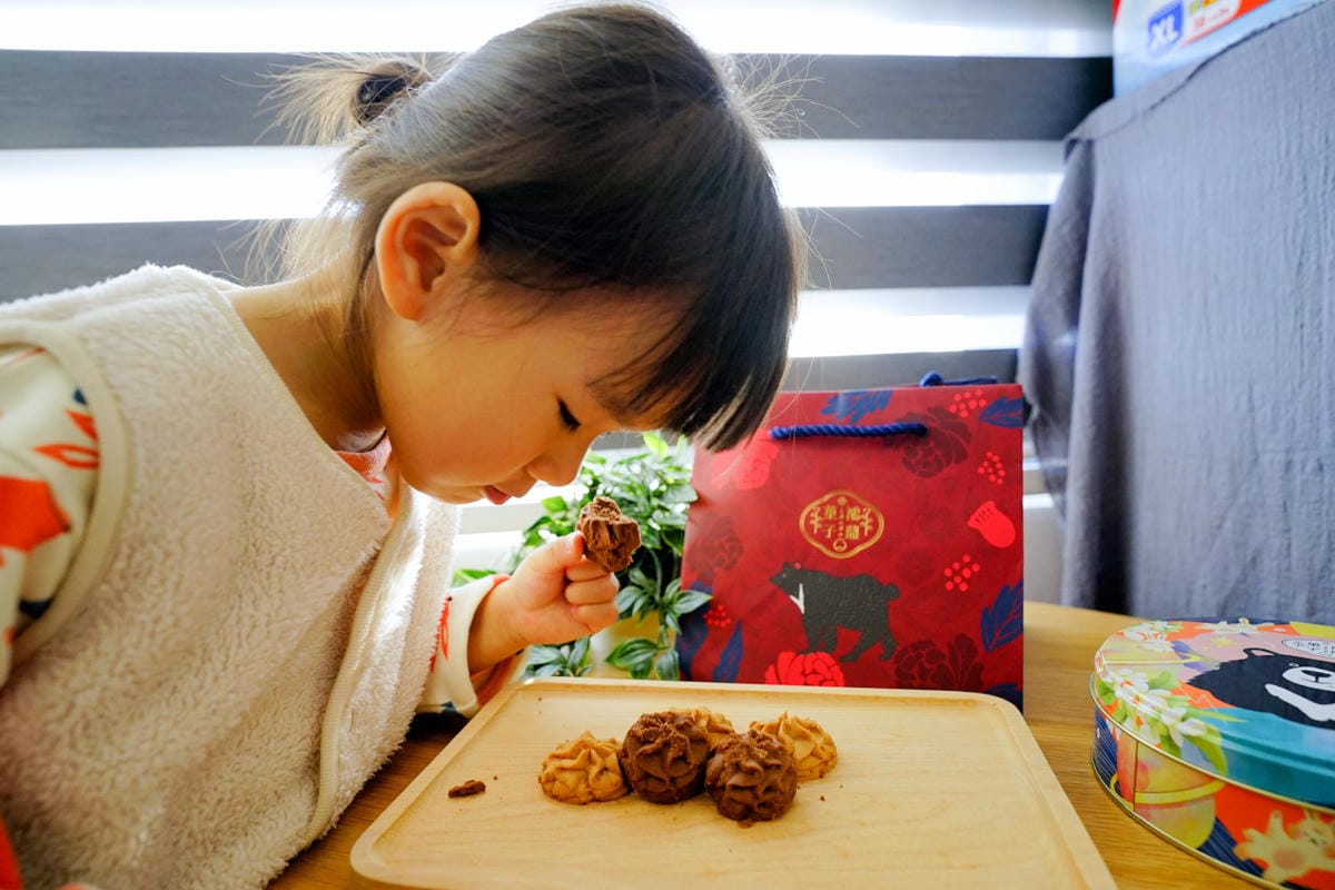 伴手禮｜鴻鼎菓子 戀戀巧莓曲奇餅 台中名產推薦！台灣黑熊曲奇餅 鐵盒餅乾禮盒