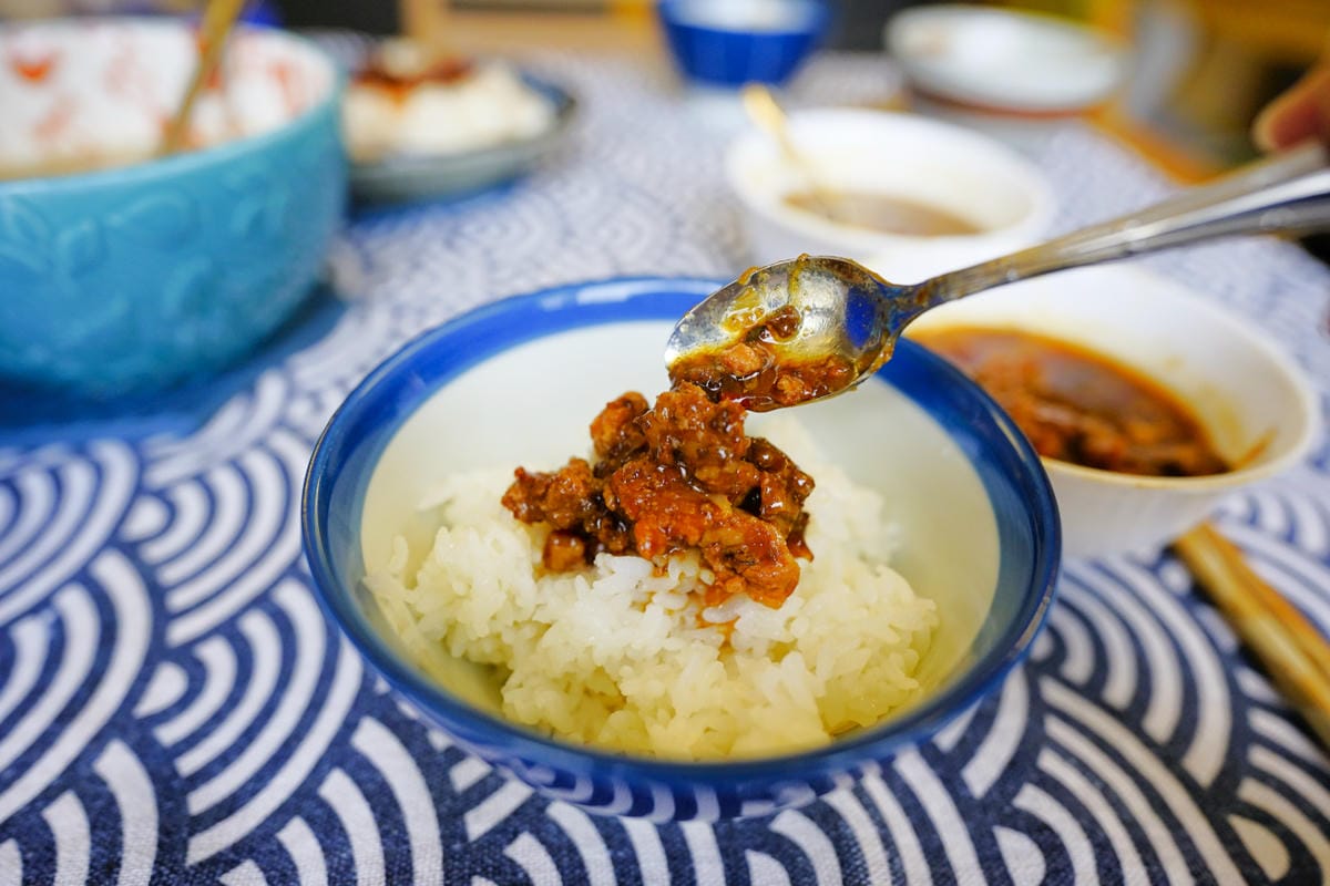 料理｜常溫保存、加熱即食料理包推薦！邊福食品 邊老大黏嘴原味肉燥、銷魂麻辣肉燥、家傳秘制炸醬麵、暖心酸辣湯