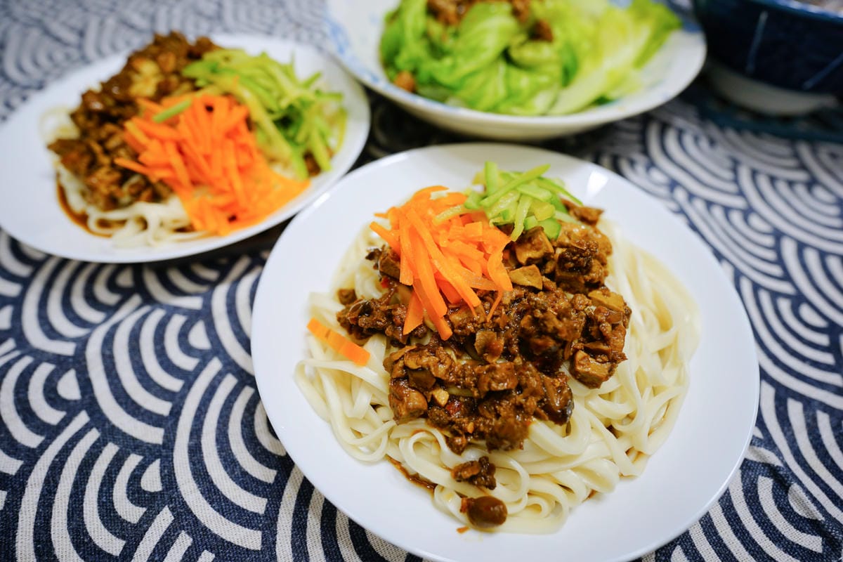 料理｜常溫保存、加熱即食料理包推薦！邊福食品 邊老大黏嘴原味肉燥、銷魂麻辣肉燥、家傳秘制炸醬麵、暖心酸辣湯