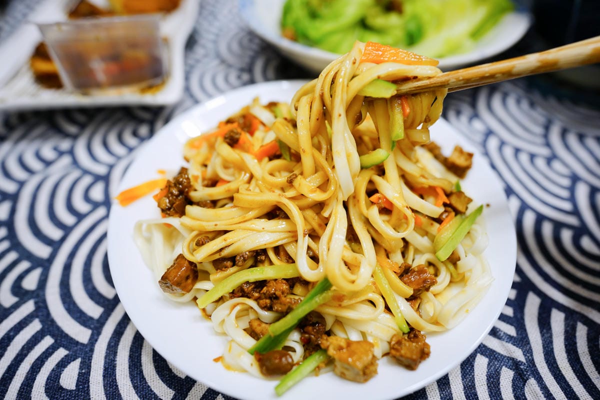 料理｜常溫保存、加熱即食料理包推薦！邊福食品 邊老大黏嘴原味肉燥、銷魂麻辣肉燥、家傳秘制炸醬麵、暖心酸辣湯