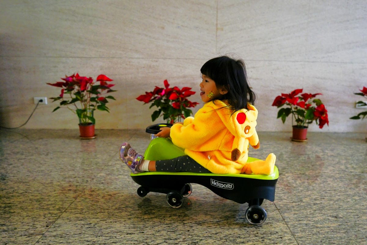 親子育兒｜KIDMATE孩子王玩具 比滑步車更好玩的城市健身扭扭車 兒童放電好物推薦！懷舊扭扭車-玩具車推薦！