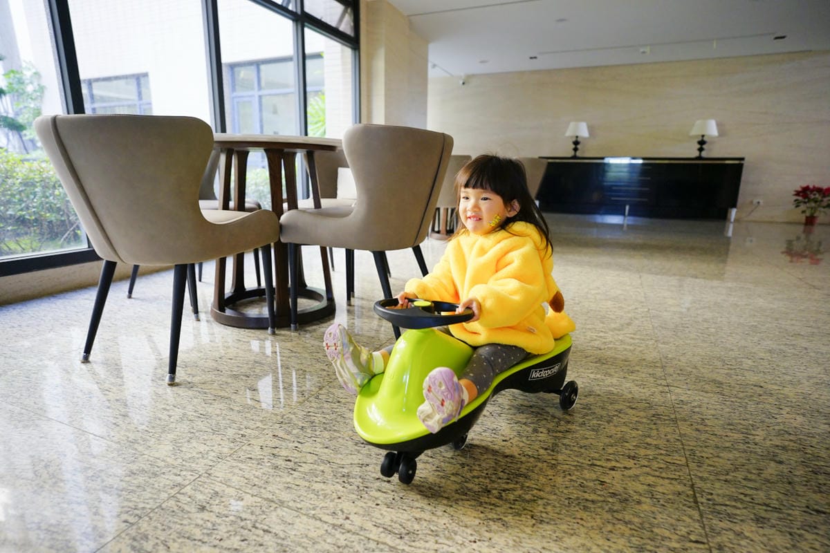 親子育兒｜KIDMATE孩子王玩具 比滑步車更好玩的城市健身扭扭車 兒童放電好物推薦！懷舊扭扭車-玩具車推薦！