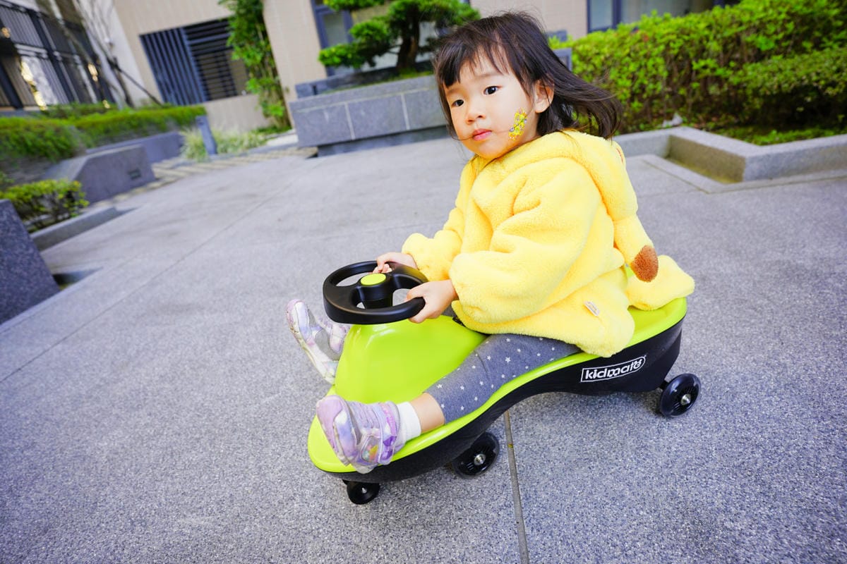 親子育兒｜KIDMATE孩子王玩具 比滑步車更好玩的城市健身扭扭車 兒童放電好物推薦！懷舊扭扭車-玩具車推薦！