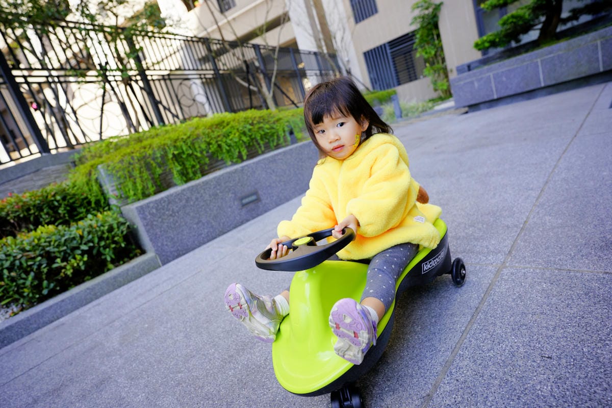 親子育兒｜KIDMATE孩子王玩具 比滑步車更好玩的城市健身扭扭車 兒童放電好物推薦！懷舊扭扭車-玩具車推薦！