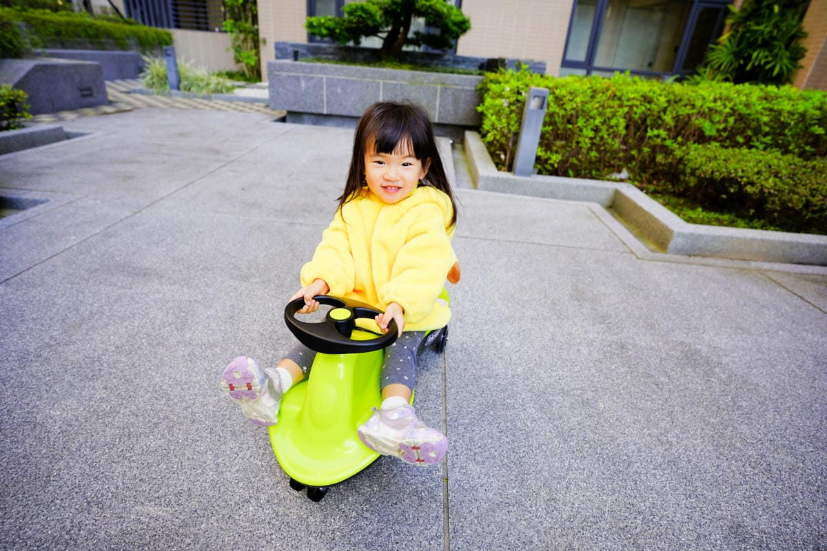 親子育兒｜KIDMATE孩子王玩具 比滑步車更好玩的城市健身扭扭車 兒童放電好物推薦！懷舊扭扭車-玩具車推薦！