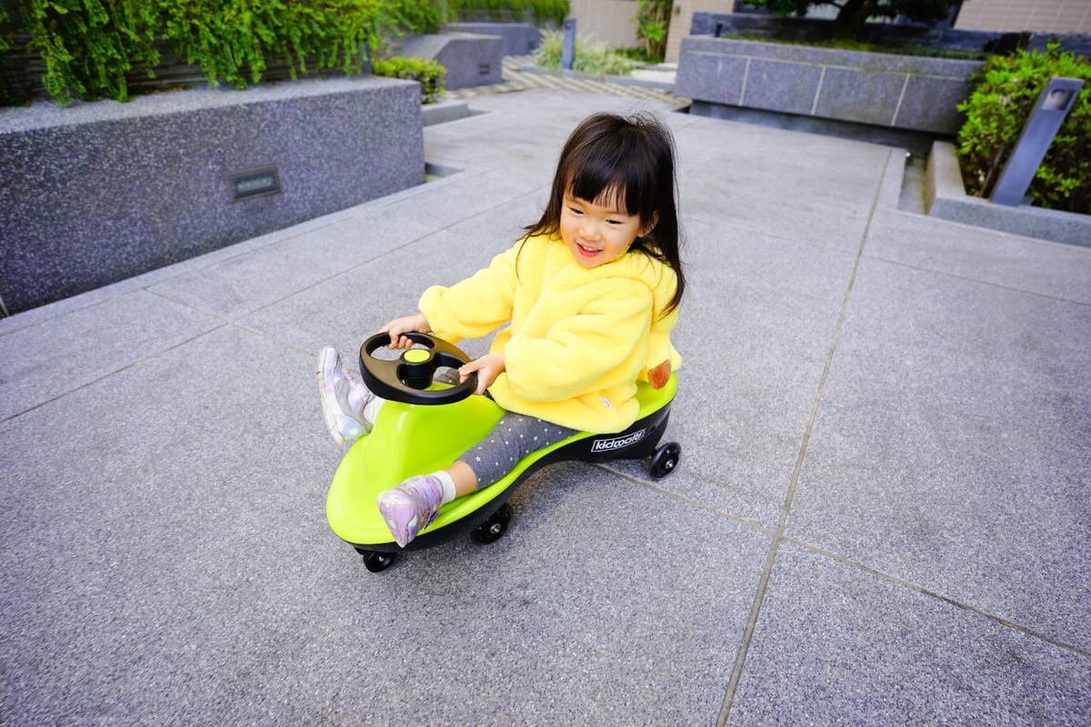 親子育兒｜KIDMATE孩子王玩具 比滑步車更好玩的城市健身扭扭車 兒童放電好物推薦！懷舊扭扭車-玩具車推薦！